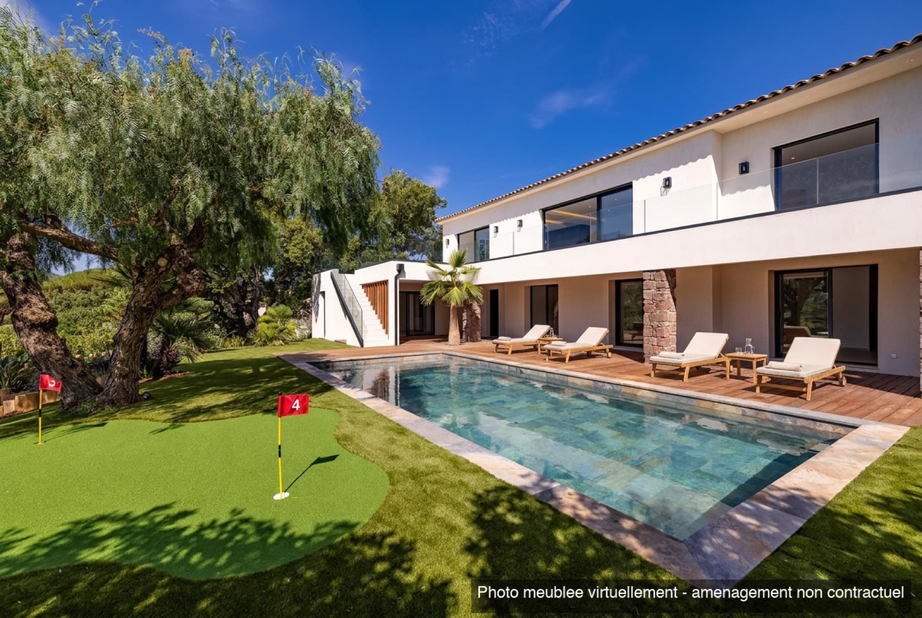 Villa contemporaine des Issambres : piscine, terrasse en bois avec transats et jardin méditerranéen, dans le golfe de Saint-Tropez